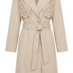 Trench beige élégant avec empiècements en dentelle florale sur les épaules, collection Orkidia Fashion