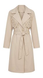Trench beige élégant avec empiècements en dentelle florale sur les épaules, collection Orkidia Fashion