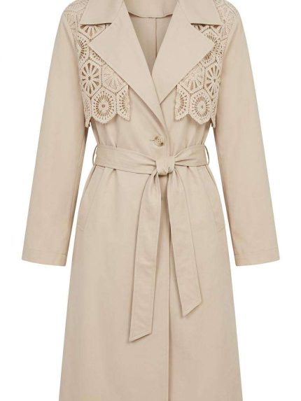 Trench beige élégant avec empiècements en dentelle florale sur les épaules, collection Orkidia Fashion