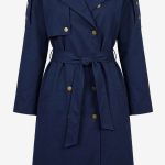 Trench-coat bleu marine élégant avec boutons dorés et ceinture à nouer, vue de face sur fond neutre.