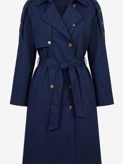 Trench-coat bleu marine élégant avec boutons dorés et ceinture à nouer, vue de face sur fond neutre.