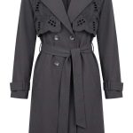 Trench-coat noir mi-long pour femme avec motifs brodés ajourés au col et au bas, style chic et sophistiqué par Orkidia Fashion.