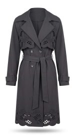 Trench-coat noir mi-long pour femme avec motifs brodés ajourés au col et au bas, style chic et sophistiqué par Orkidia Fashion.