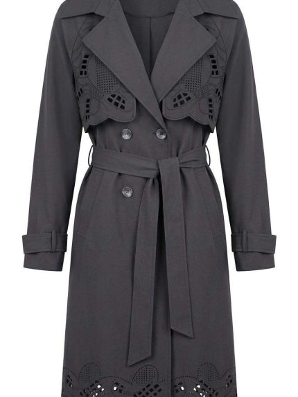 Trench-coat noir mi-long pour femme avec motifs brodés ajourés au col et au bas, style chic et sophistiqué par Orkidia Fashion.