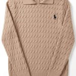 Pull polo pour femme de couleur beige en maille torsadée avec logo brodé, vue de face sur fond blanc.
