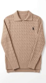 Pull polo pour femme de couleur beige en maille torsadée avec logo brodé, vue de face sur fond blanc.
