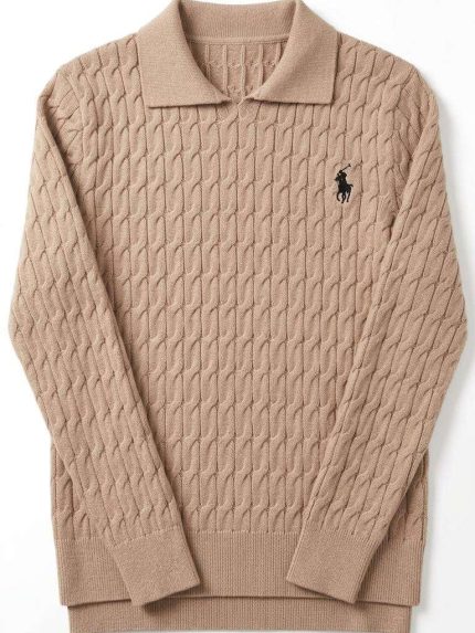 Pull polo pour femme de couleur beige en maille torsadée avec logo brodé, vue de face sur fond blanc.