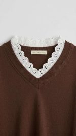 Pull en Maille Marron avec Col et Poignets en Dentelle – Image 4