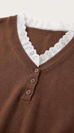 Pull en Maille Marron avec Col et Poignets en Dentelle – Image 5