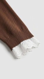 Pull en Maille Marron avec Col et Poignets en Dentelle – Image 6
