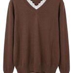 Pull en maille marron avec détails en dentelle au col et poignets, style élégant et décontracté