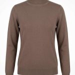 Pull col roulé marron pour femme en maille douce élégante, vue de face sur fond blanc