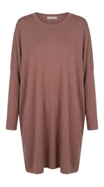 Tunique oversize en maille douce couleur vieux rose pour femme vue de face sur fond blanc