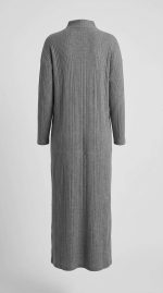 Élégance Dévoilée : Robe Molletonnée Épaules Dénudées – Image 2