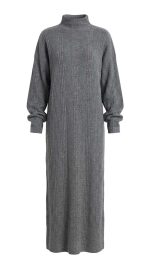 Élégance Dévoilée : Robe Molletonnée Épaules Dénudées