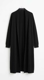 Élégance Intemporelle : Cardigan Noir en Maille Douce