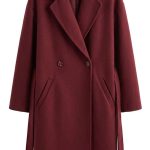 Manteau long femme bordeaux avec ceinture à la taille présenté sur un cintre