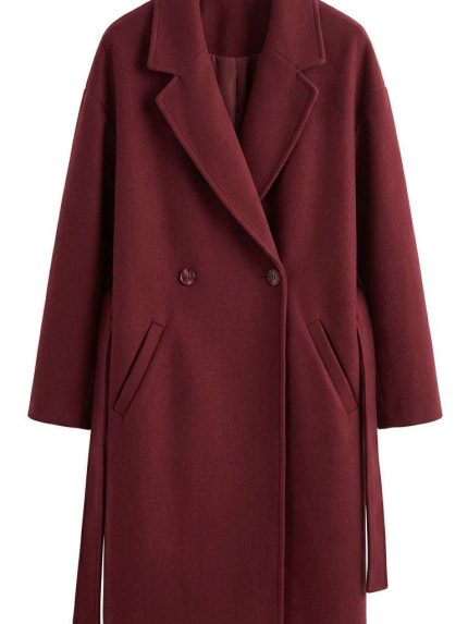 Manteau long femme bordeaux avec ceinture à la taille présenté sur un cintre