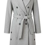 Manteau gris long pour femme avec ceinture et double boutonnage sur fond blanc, style élégant.