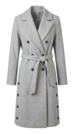 Manteau gris long pour femme avec ceinture et double boutonnage sur fond blanc, style élégant.