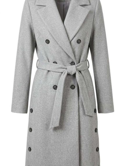 Manteau gris long pour femme avec ceinture et double boutonnage sur fond blanc, style élégant.