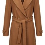 Manteau long camel pour femme avec ceinture et double boutonnage sur fond blanc, style élégant.
