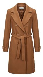 Manteau long camel pour femme avec ceinture et double boutonnage sur fond blanc, style élégant.