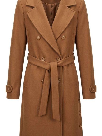 Manteau long camel pour femme avec ceinture et double boutonnage sur fond blanc, style élégant.