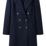 Manteau long croisé bleu marine pour femme avec boutons contrastés, style classique et élégant chez Orkidia Fashion.