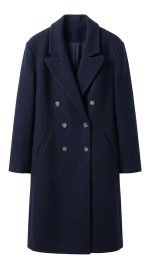 Manteau long croisé bleu marine pour femme avec boutons contrastés, style classique et élégant chez Orkidia Fashion.