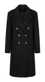 Manteau long noir à double boutonnage pour femme sur fond blanc