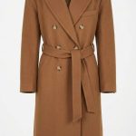 Manteau long camel pour femme avec ceinture et double boutonnage sur fond clair