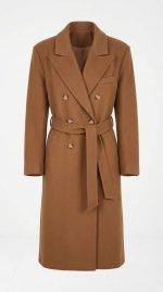 Manteau long camel pour femme avec ceinture et double boutonnage sur fond clair