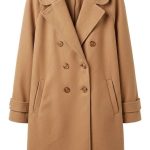 Manteau court camel pour femme à double boutonnage avec col large, présenté sur fond blanc.