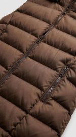 Gilet Long Matelassé Marron avec Capuche en Fausse Fourrure - Orkidia Fashion – Image 4