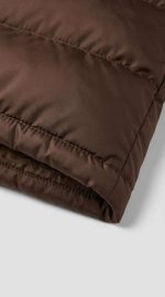 Gilet Long Matelassé Marron avec Capuche en Fausse Fourrure - Orkidia Fashion – Image 5