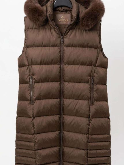 Gilet long matelassé marron chocolat avec capuche en fausse fourrure, vue de face sur cintre, collection Orkidia Fashion.