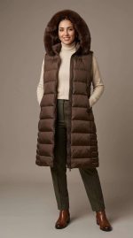 Gilet Long Matelassé Marron avec Capuche en Fausse Fourrure - Orkidia Fashion – Image 7