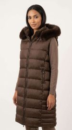 Gilet Long Matelassé Marron avec Capuche en Fausse Fourrure - Orkidia Fashion – Image 6