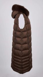 Gilet Long Matelassé Marron avec Capuche en Fausse Fourrure - Orkidia Fashion – Image 3