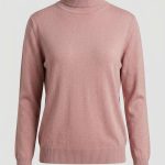 Pull à col roulé femme en maille douce couleur rose poudré porté par un mannequin invisible