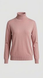 Pull à col roulé femme en maille douce couleur rose poudré porté par un mannequin invisible