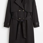 Trench-coat noir classique pour femme avec ceinture et double boutonnage sur fond blanc