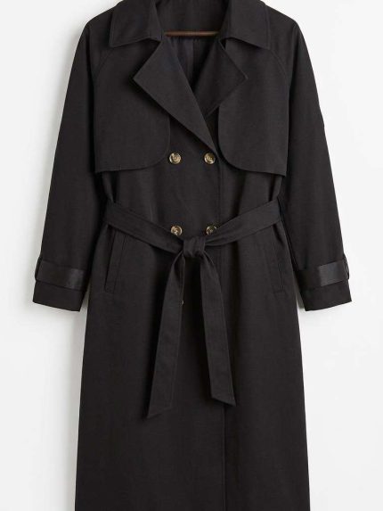 Trench-coat noir classique pour femme avec ceinture et double boutonnage sur fond blanc
