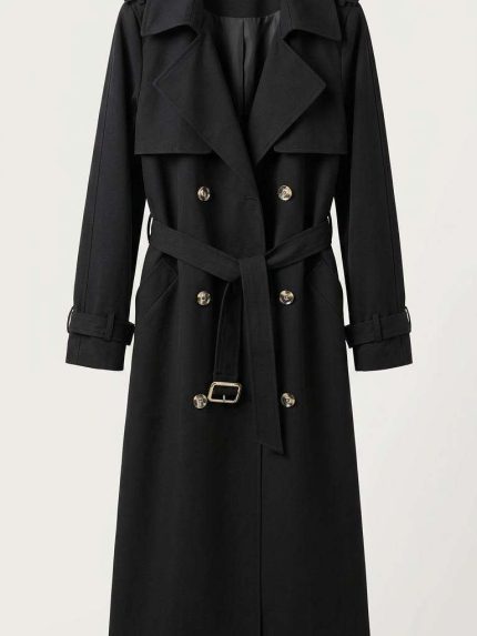 Trench-coat noir élégant pour femme avec double boutonnage et ceinture, vue de face sur fond clair.