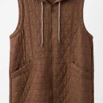 Gilet long sans manches matelassé de couleur marron chocolat avec capuche sur cintre