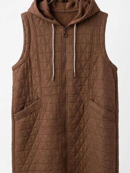 Gilet long sans manches matelassé de couleur marron chocolat avec capuche sur cintre