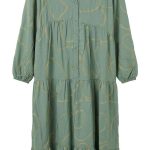 Émeraude Enchantée : Robe Broderie Artisanale