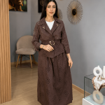 Ensemble femme marron chic avec veste ceinturée ajourée et jupe longue élégante