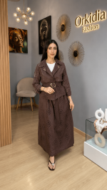 Ensemble femme marron chic avec veste ceinturée ajourée et jupe longue élégante